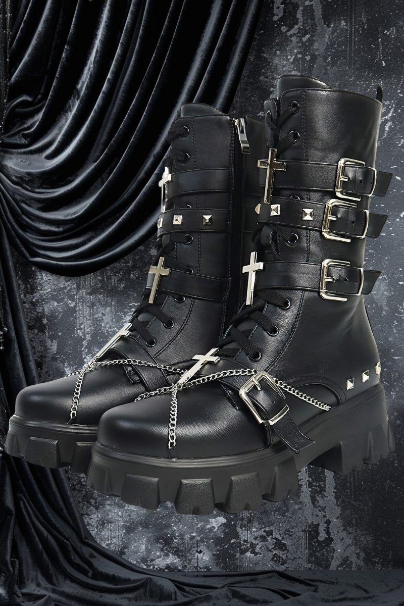 Bottes gothiques noires Crossveil en cuir avec croix argentées, chaînes et boucles métalliques, semelle épaisse crantée, style punk gothique