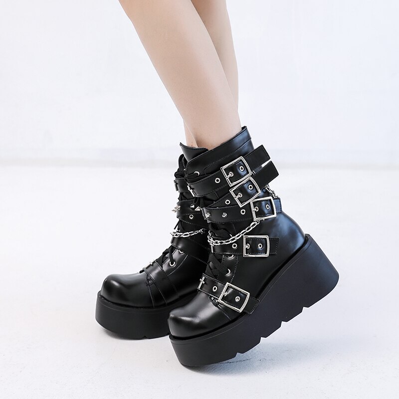 Bottes gothiques noires en cuir avec plateforme épaisse, ornées de multiples boucles métalliques et chaînes décoratives, modèle Cross and Spades