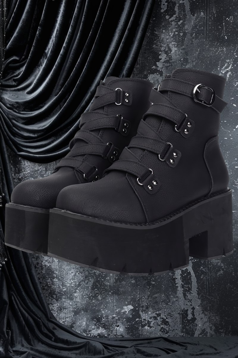 Bottes gothiques noires en simili cuir à grain avec semelle plateforme épaisse et boucles métalliques, modèle Gloomgaze