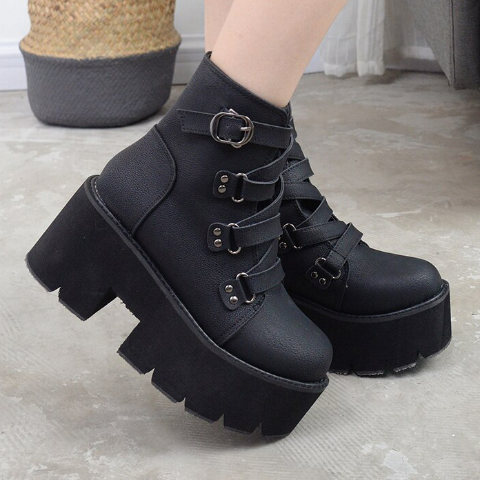 Bottes gothiques simili cuir à grain noires Gloomgaze avec plateforme épaisse et boucles métalliques sur le côté