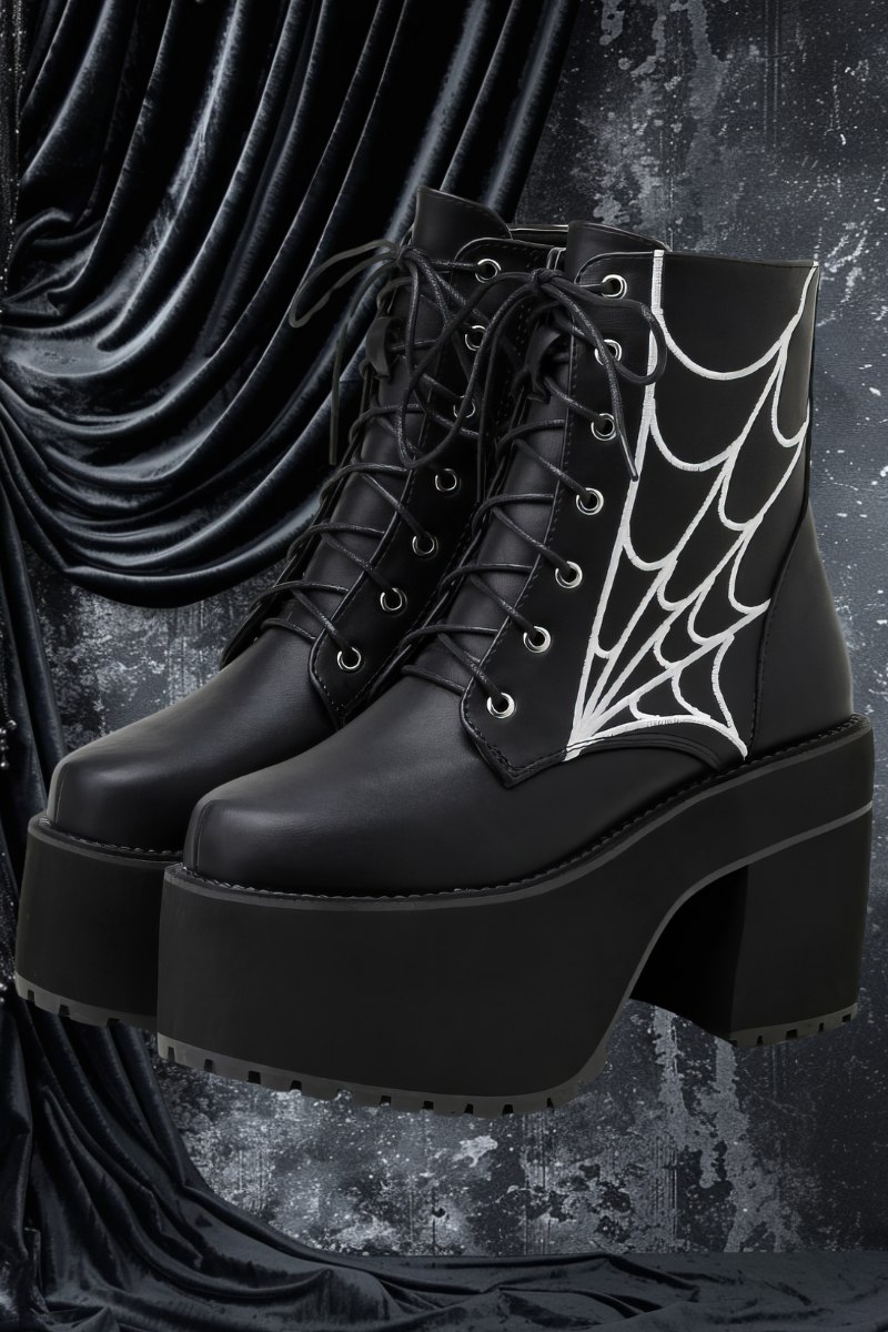 Bottes gothiques noires en toile avec motif toile d'araignée blanche, modèle Spideria, plateforme épaisse et lacets noirs