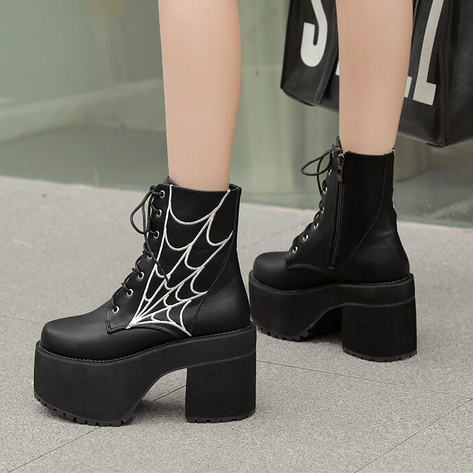 Bottes gothiques noires en toile avec motif toile d'araignée blanche, plateforme épaisse et lacets, modèle Spideria, vue arrière et latérale