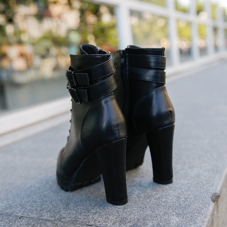 Bottines gothiques talon haut Mournglade en cuir noir avec boucles sur le côté arrière