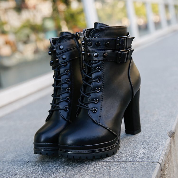 Bottines gothiques talon haut Mournglade en cuir noir avec lacets et boucles décoratives, vue de face angle léger