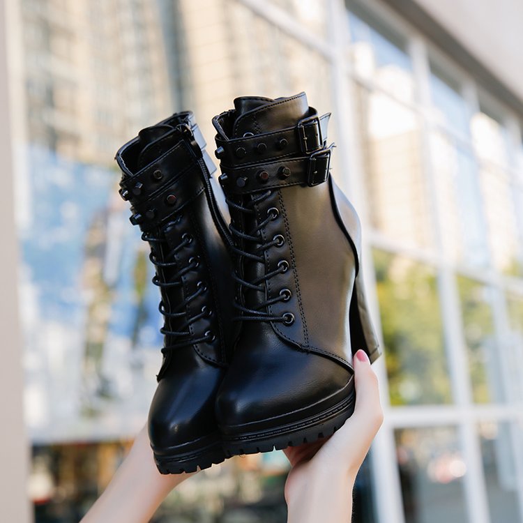 Bottines gothiques talon haut Mournglade en cuir noir avec lacets avant et boucles latérales