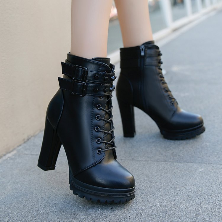 Bottines gothiques talon haut noires en cuir avec lacets et boucles décoratives modèle Mournglade vues de côté