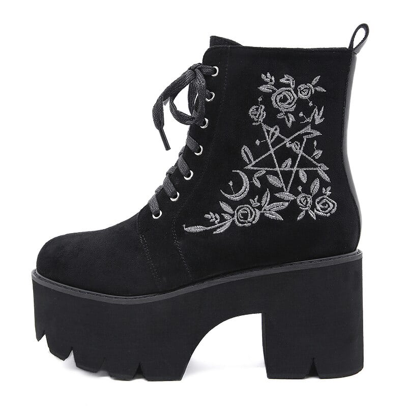 Chaussure gothique cuir suédé noire Nocturnvelvet avec broderie pentagramme et roses blanches, plateforme épaisse et semelle crantée, vue de profil gauche
