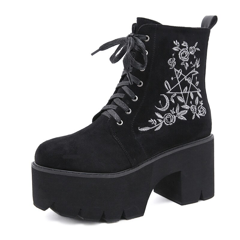 Chaussure gothique cuir suédé noire Nocturnvelvet avec broderie blanche florale et symboles occultes, plateforme épaisse et lacets satinés, vue latérale droite