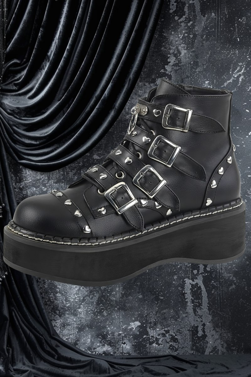Chaussure gothique noire HeartStep avec semelle plateforme épaisse, multiples lanières à boucles métalliques et clous argentés décoratifs