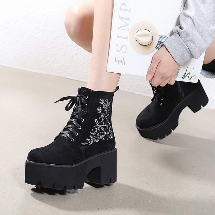 Chaussures gothiques cuir suédé Nocturnvelvet noires à plateforme épaisse avec broderie florale blanche sur le côté