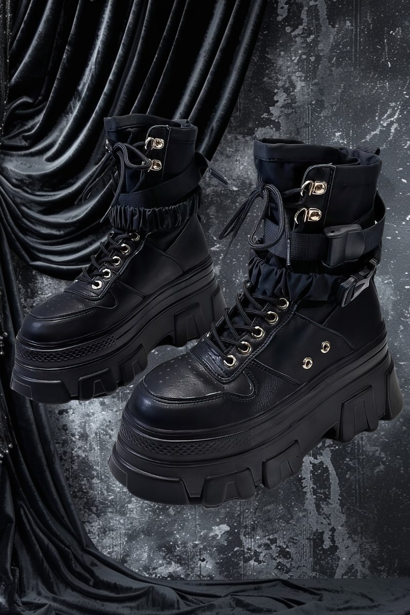Chaussures gothiques mi hautes MidnightRise noires en cuir avec semelle épaisse plateforme, lacets et boucles métalliques décoratives