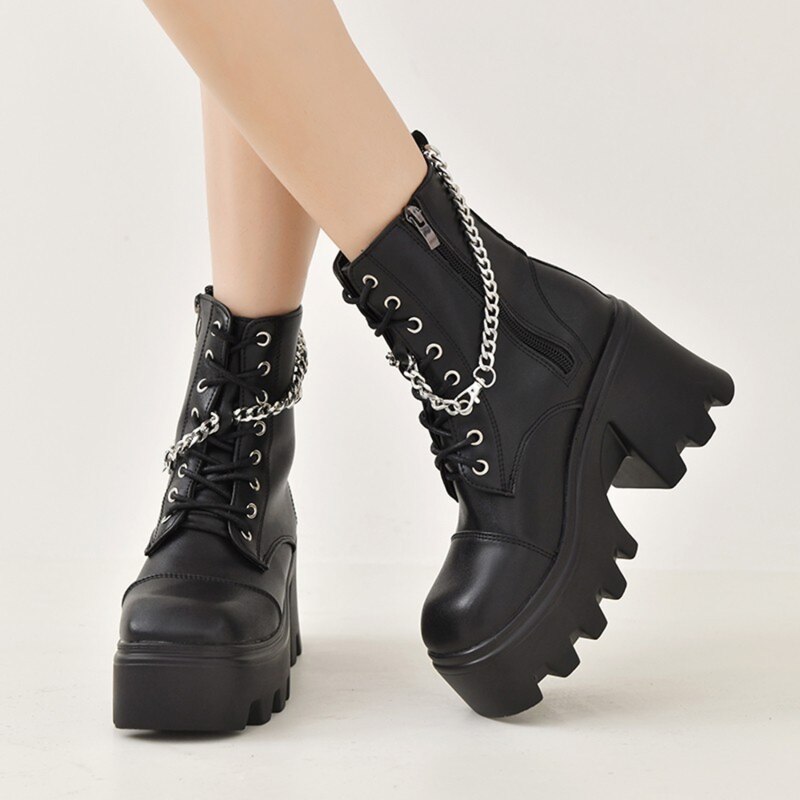 Chaussures gothiques noires en cuir avec ouverture latérale, semelle plateforme crantée et chaîne argentée décorative