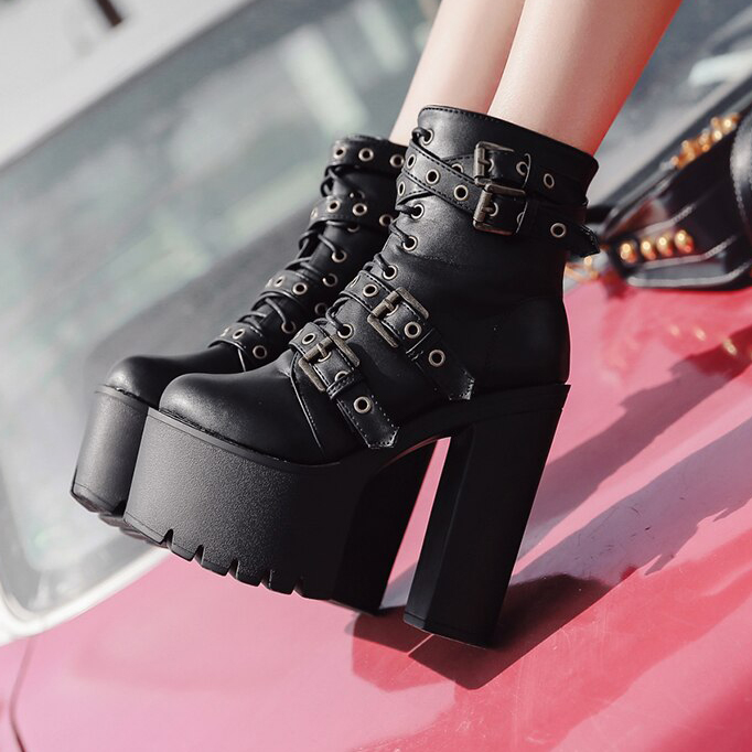Chaussures gothiques noires vintage BlackVintage à plateforme épaisse et talon bloc, avec boucles métalliques et œillets décoratifs