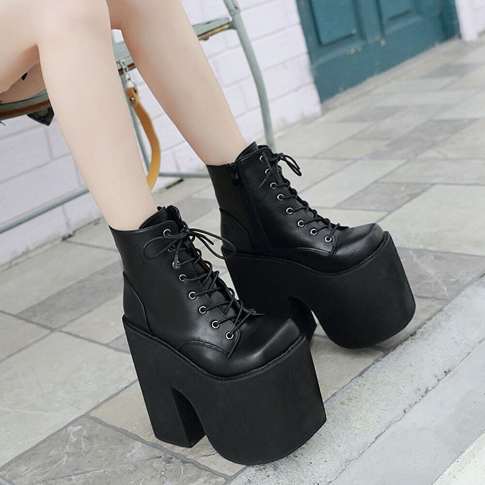 Chaussures gothiques punk compensées PunkElevate noires en simili cuir avec lacets, vue latérale sur les plateformes épaisses et hautes