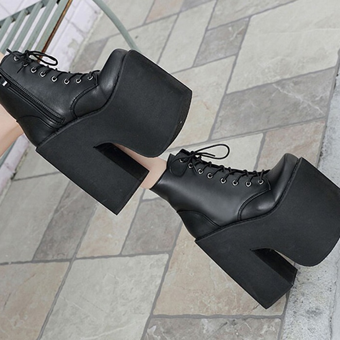 Chaussures gothiques punk compensées noires en simili cuir avec lacets et plateforme épaisse vue de côté