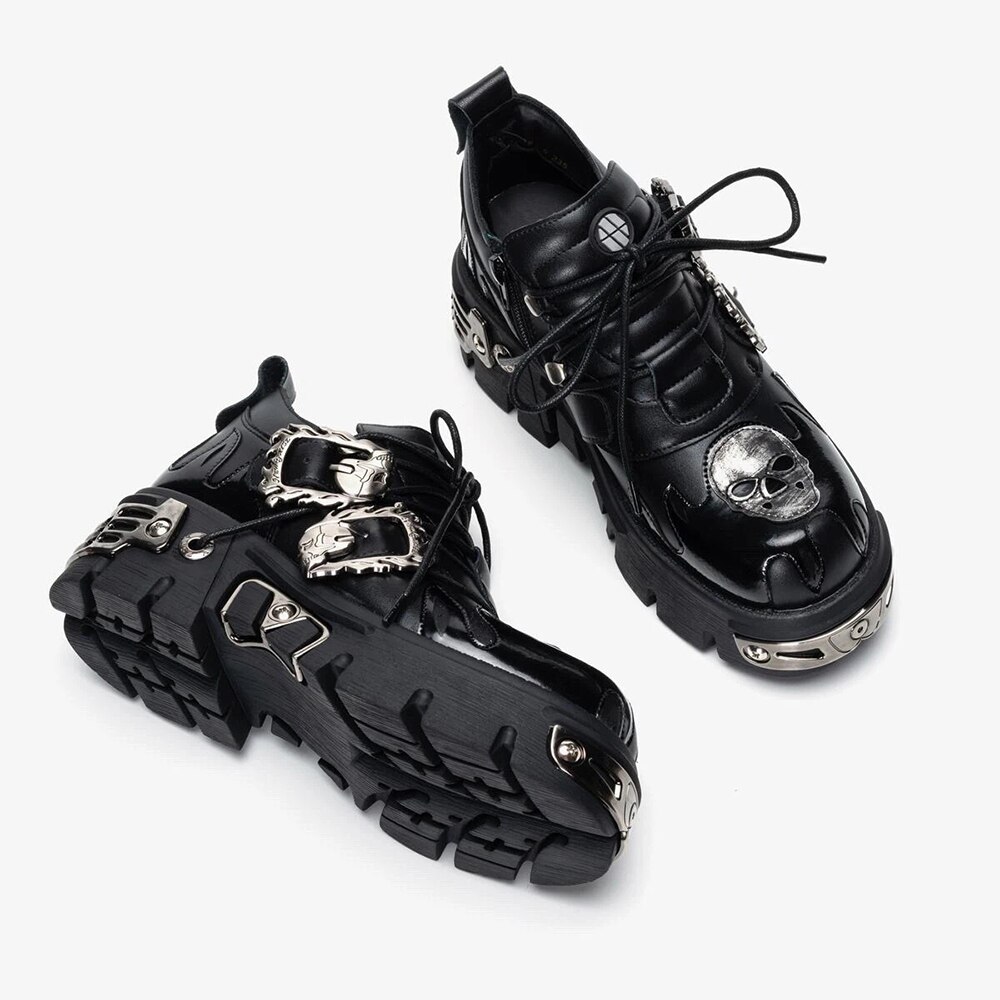 Chaussures gothiques rock RockRevenant noires en cuir avec boucles métalliques argentées et tête de mort décorative sur l'avant