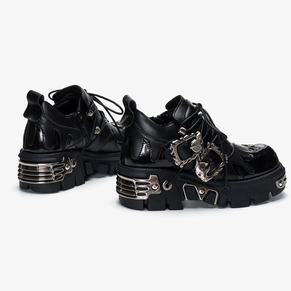 Chaussures gothiques rock RockRevenant en cuir noir verni avec semelle épaisse noire, boucles métalliques argentées et détails cloutés, vue arrière et latérale
