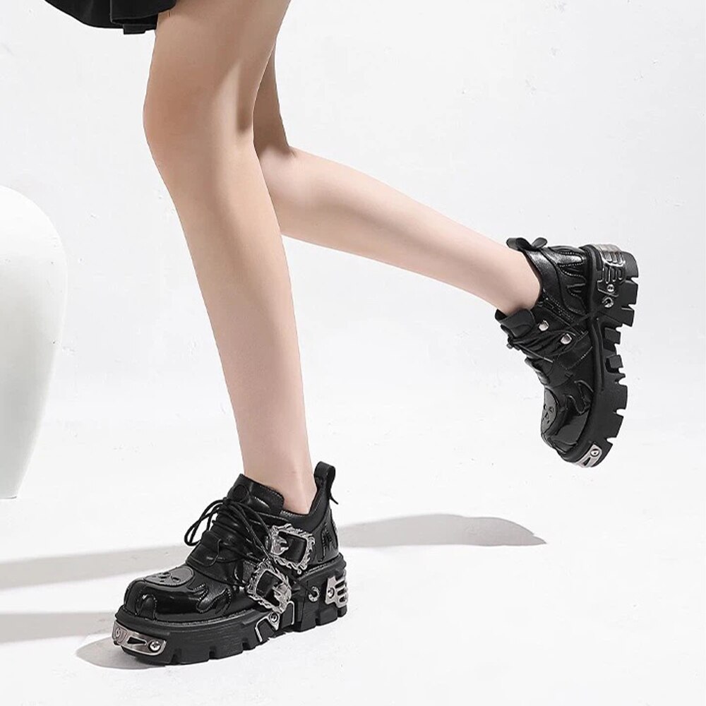 Chaussures gothiques rock noires en cuir avec semelle épaisse crantée et boucles métalliques, modèle RockRevenant, vue latérale portée