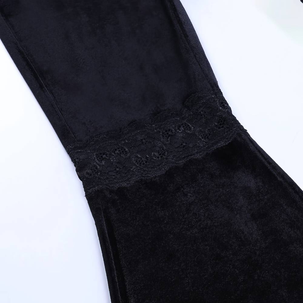 Détail de la dentelle noire au niveau de la taille du pantalon gothique femme évasé Cyberscream en velours noir