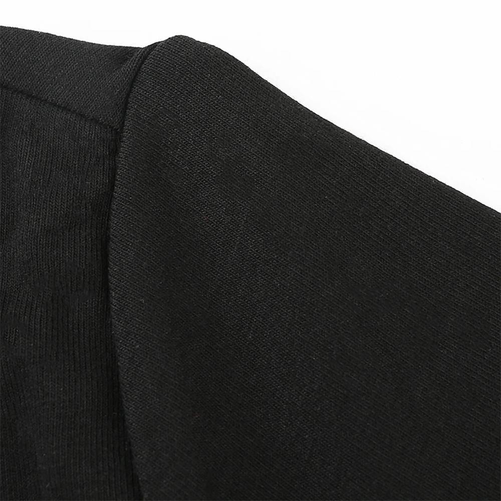 Détail de l'épaule en tissu noir de la robe gothique noire à fente Nebulina