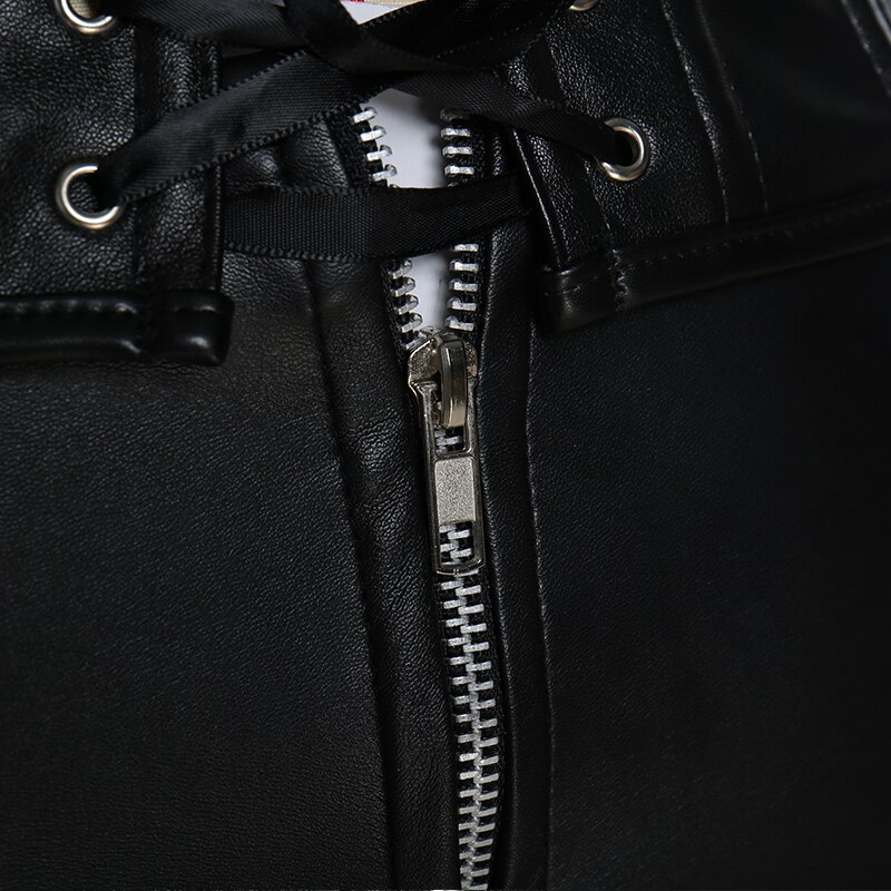 Détail gros plan du corset gothique bustier Obscuria en simili cuir noir avec fermeture éclair métallique et lacets noirs