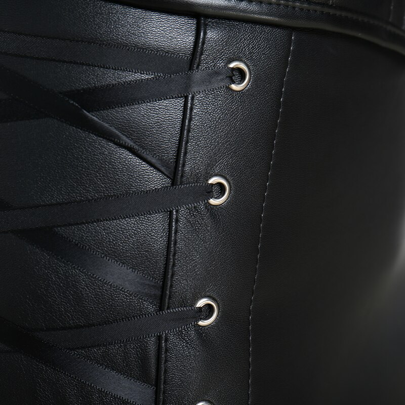 Détail du corset gothique bustier Obscuria en simili cuir noir avec laçage noir et œillets métalliques argentés