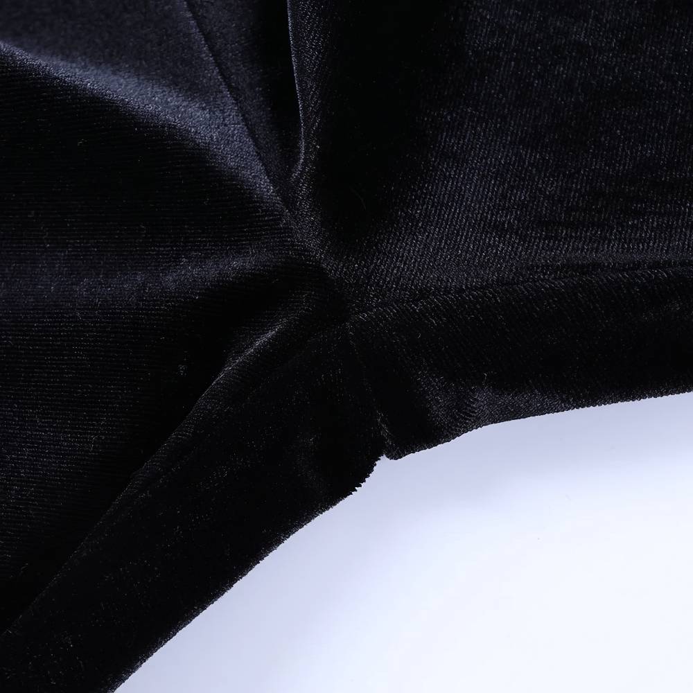 Détail zoomé sur la matière velours noir du pantalon gothique femme évasé Cyberscream