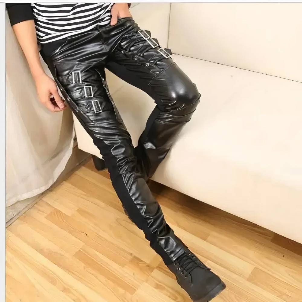 Pantalon cuir gothique homme noir modèle VortexChain avec boucles métalliques sur la cuisse et jambe droite, style punk gothique