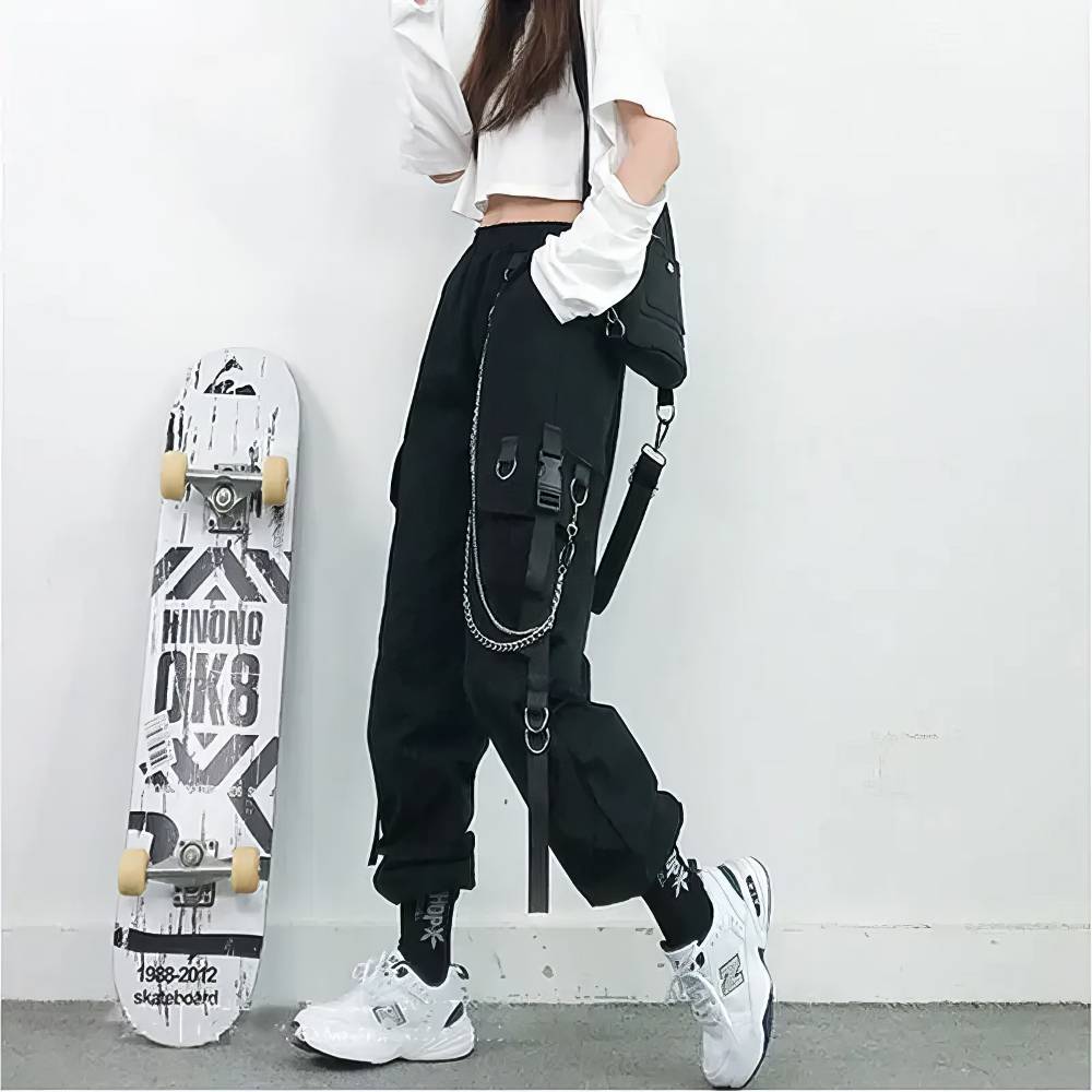 Pantalon femme gothique noir avec chaîne et poches multiples, style streetwear alternatif