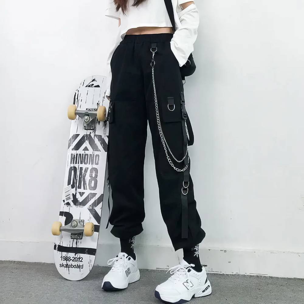 Pantalon femme gothique noir avec chaîne et poches cargo, modèle RavenWhisper, style punk gothique