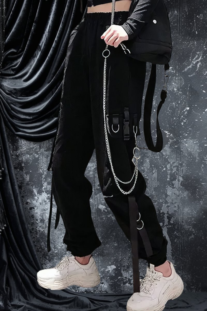 Pantalon femme gothique noir avec chaîne argentée et détails en sangle, style alternatif et urbain