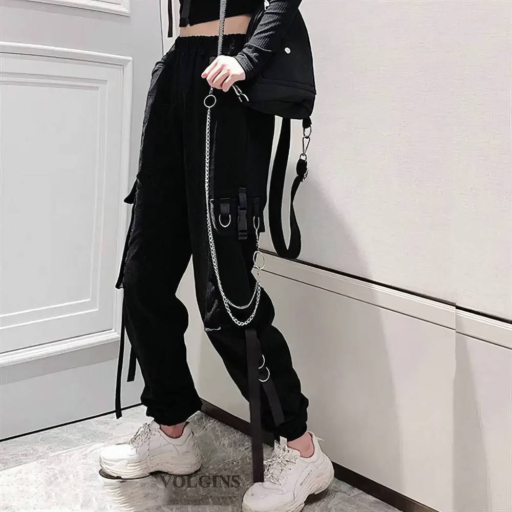 Pantalon femme gothique noir RavenWhisper avec chaîne argentée et sangles, style alternatif et punk gothique