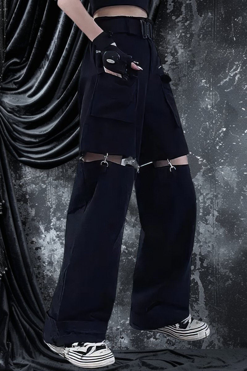 Pantalon gothique cargo large noir avec sangles métalliques et poches multiples, style punk gothique