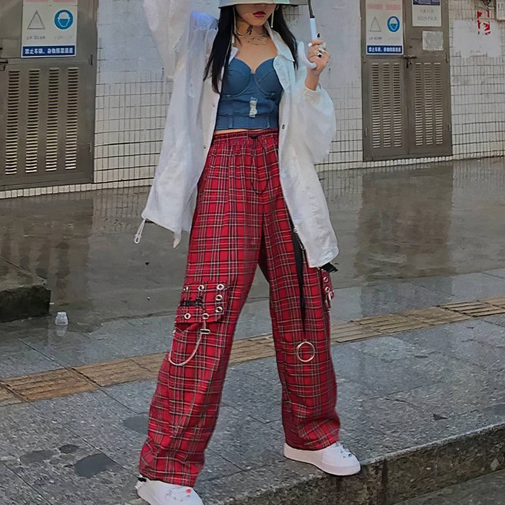 Pantalon gothique écossais PhantomPleat rouge à carreaux avec anneaux métalliques et chaînes porté en extérieur