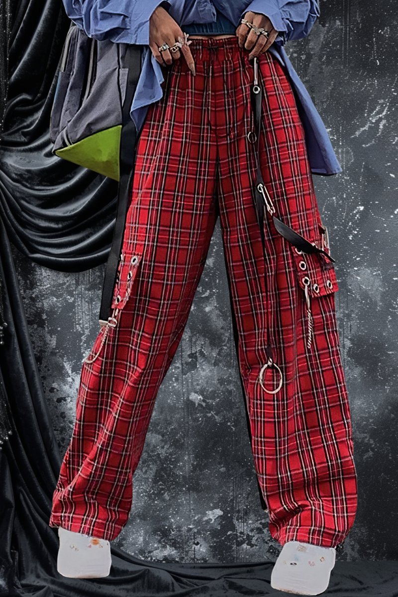 Pantalon gothique écossais rouge à carreaux noirs PhantomPleat avec sangles, anneaux métalliques et poches cargo