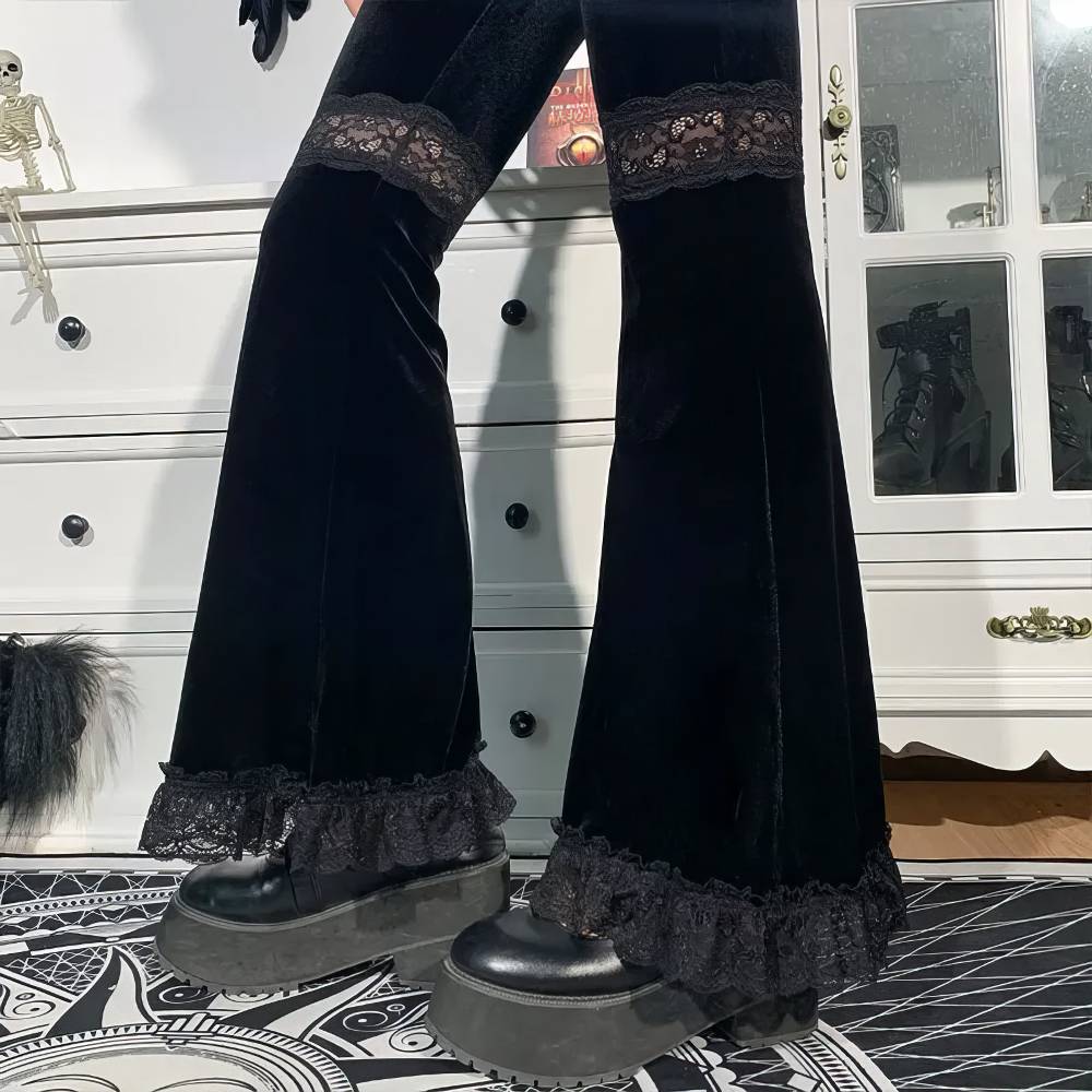 Pantalon gothique femme évasé en velours noir avec dentelle noire au niveau des cuisses et aux ourlets, modèle Cyberscream