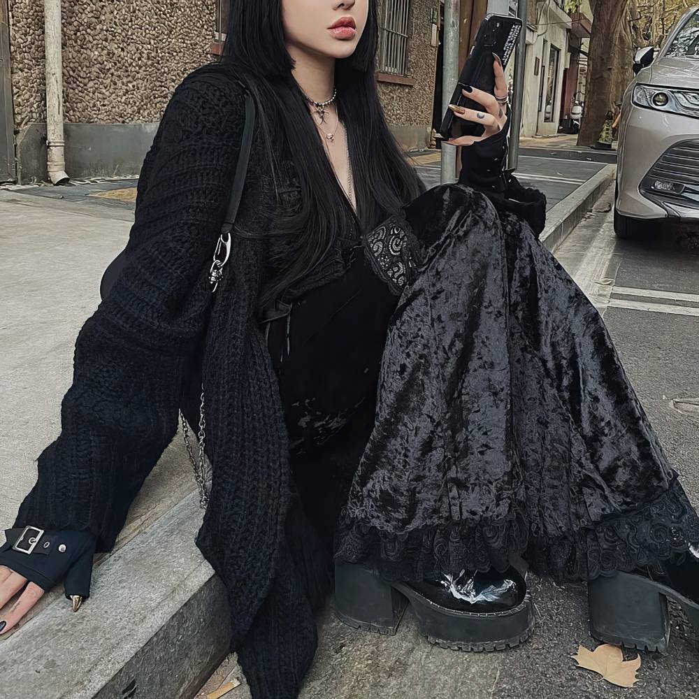 Pantalon gothique femme évasé en velours noir avec dentelle noire, modèle Cyberscream, porté avec gilet noir et chaussures plateformes