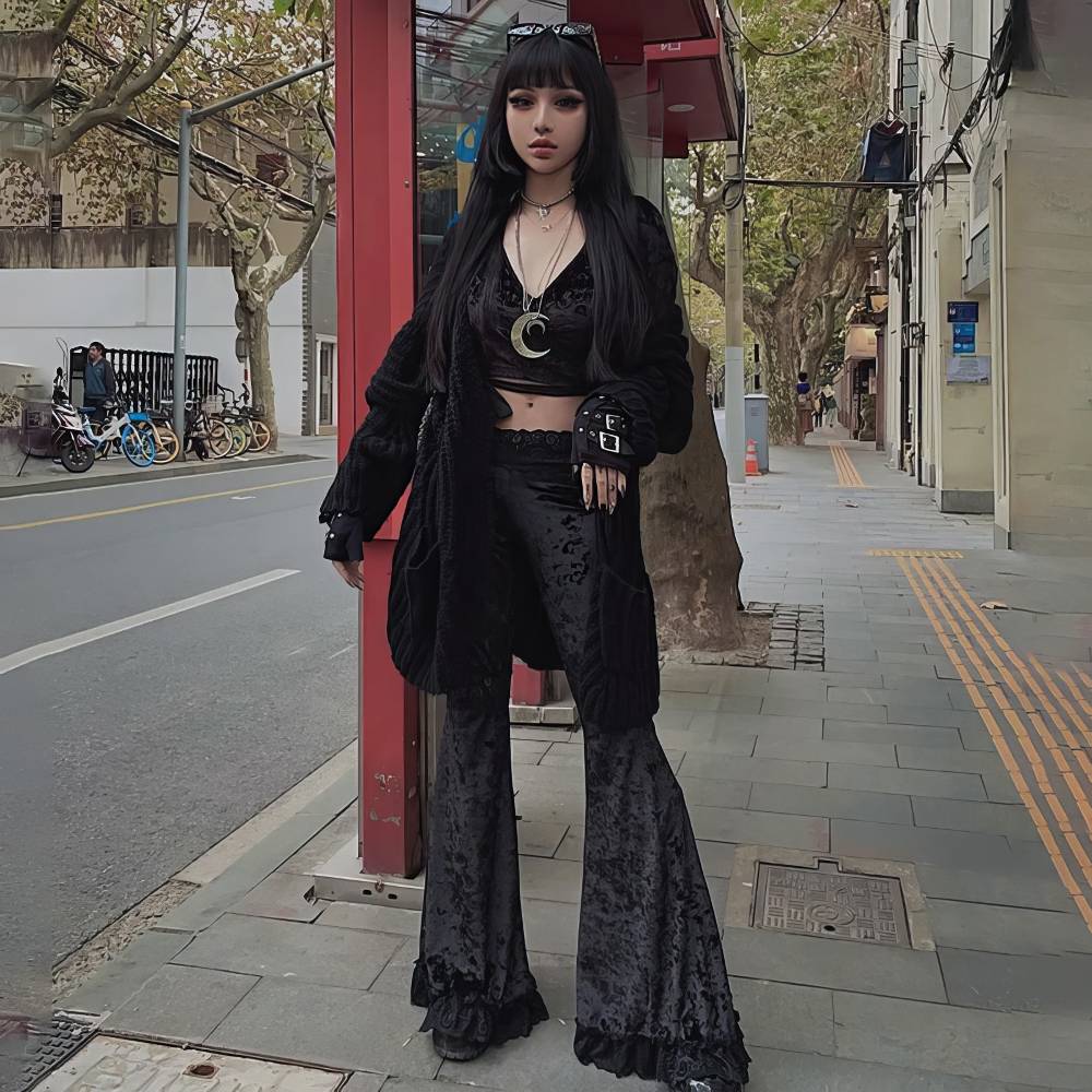 Pantalon gothique femme évasé en velours noir avec motif floral baroque, modèle Cyberscream, porté en extérieur