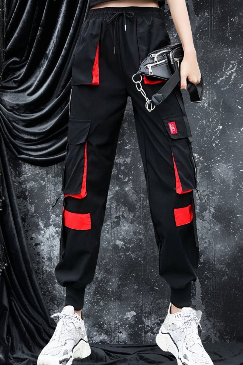 Pantalon gothique noir avec empiècements rouges et poches cargo, modèle RedApocalyptic, style punk gothique