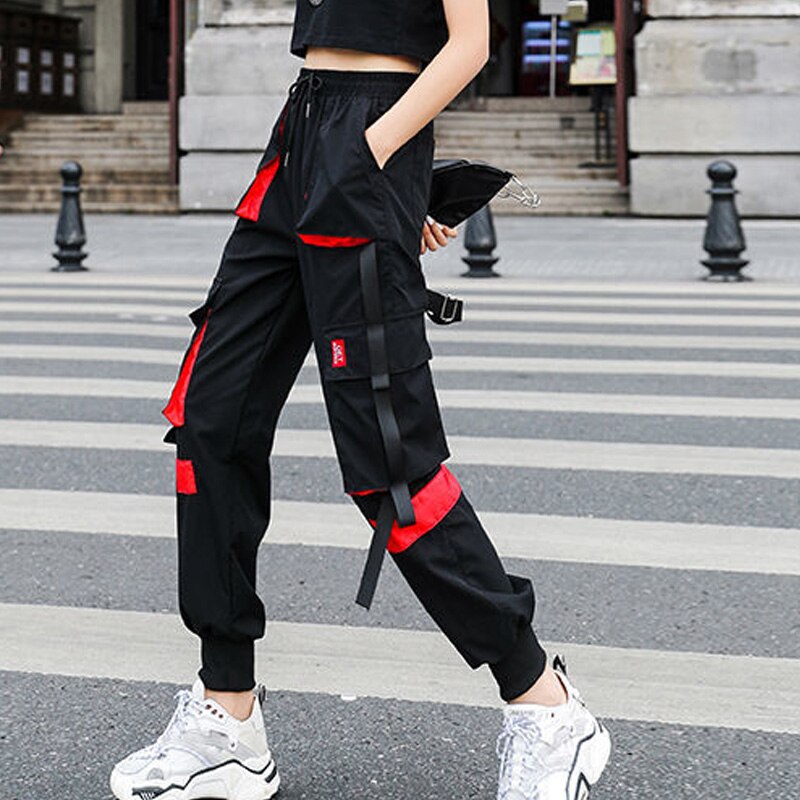 Pantalon gothique rouge RedApocalyptic en tissu noir avec bandes rouges, coupe cargo avec poches multiples et détails sangles, style urbain alternatif