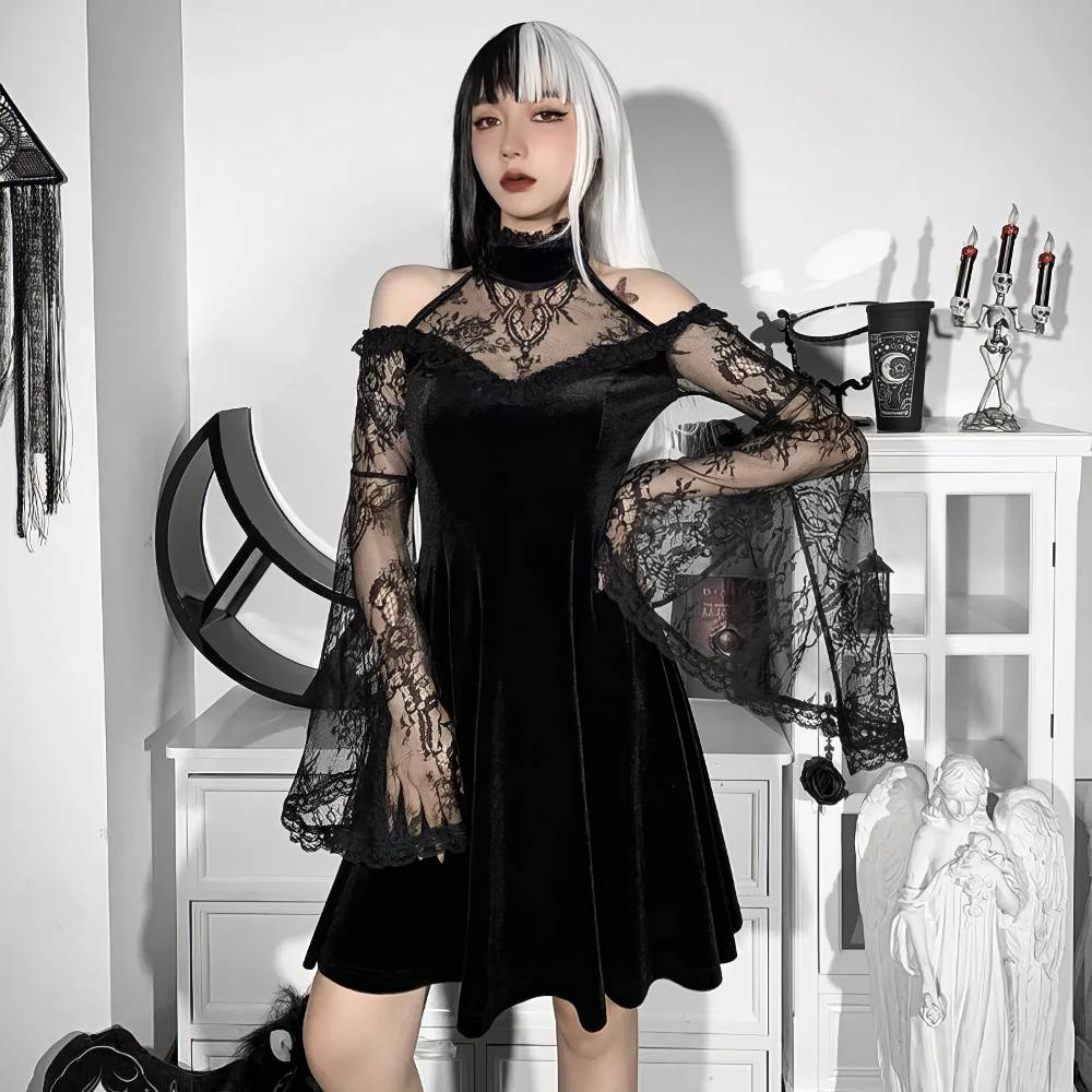 Robe gothique dentelle noire manches évasées en velours noir DarkDynasty portée, vue de face dans un intérieur décoré style gothique