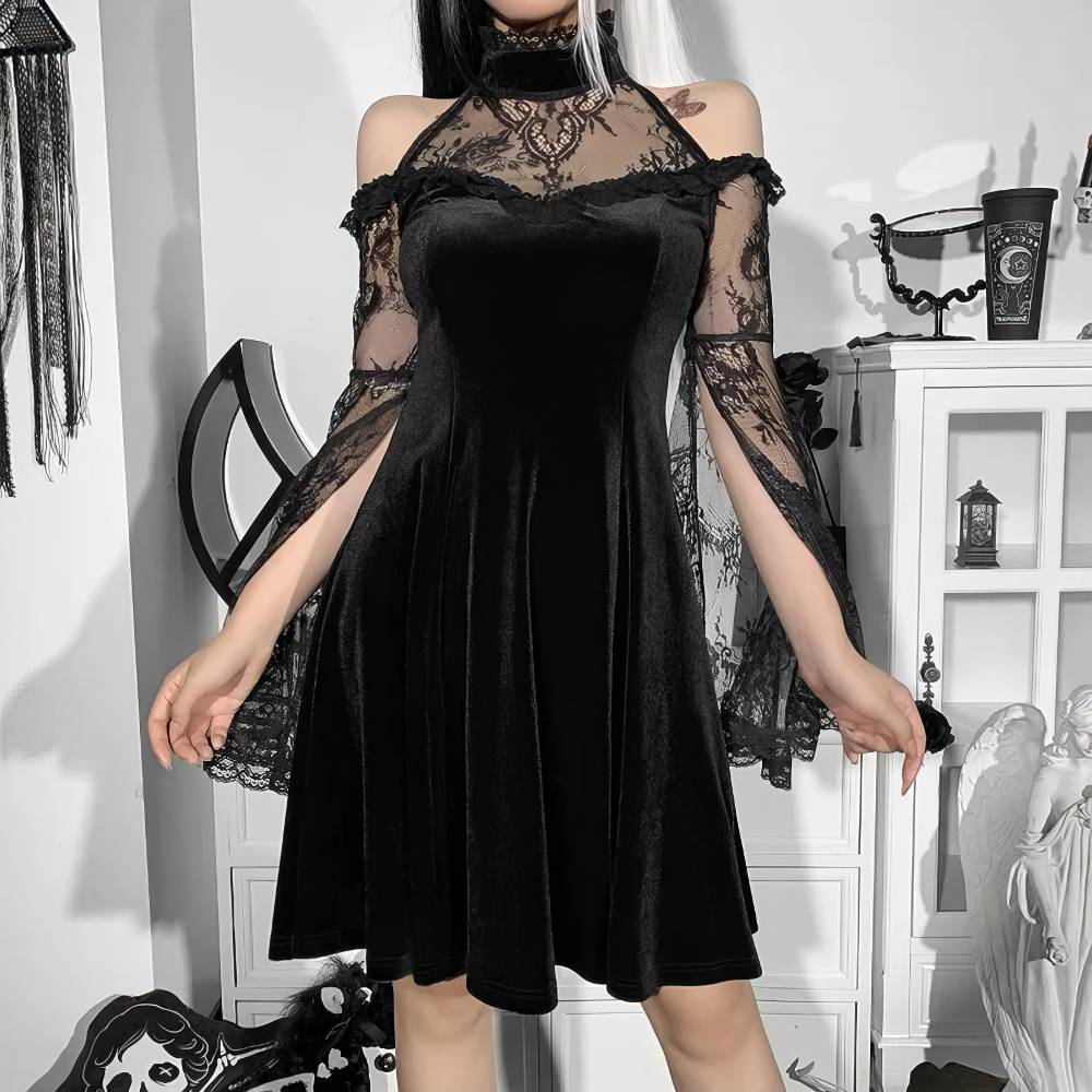 Robe gothique dentelle manches évasées en velours noir avec col en dentelle noire transparente, modèle DarkDynasty