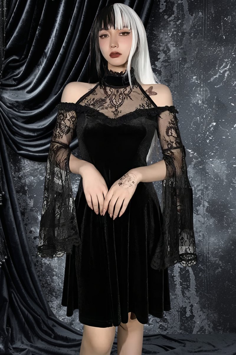 Robe gothique dentelle noire manches évasées en velours noir avec col montant et motif en dentelle transparente