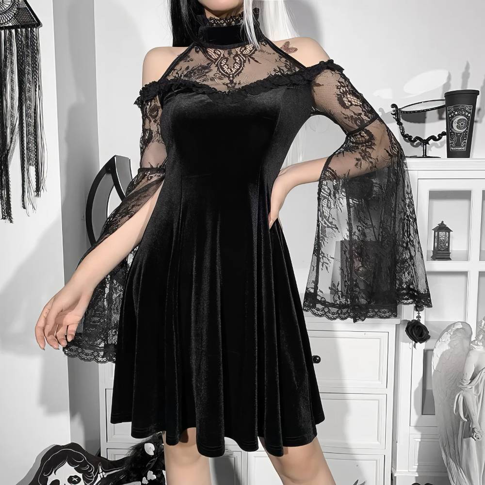 Robe gothique dentelle noire manches évasées en velours noir DarkDynasty vue de face détail manches transparentes à motifs floraux