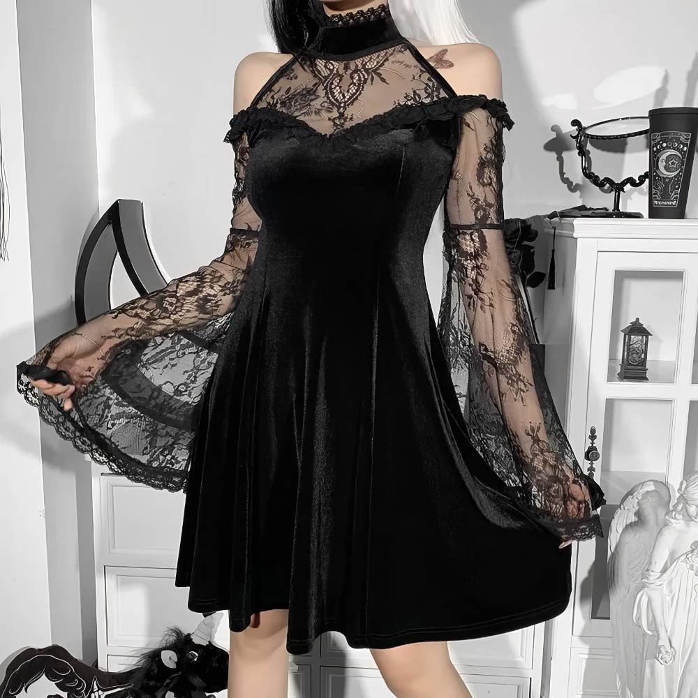 Robe gothique dentelle noire manches évasées en velours noir avec col haut transparent et motif floral DarkDynasty