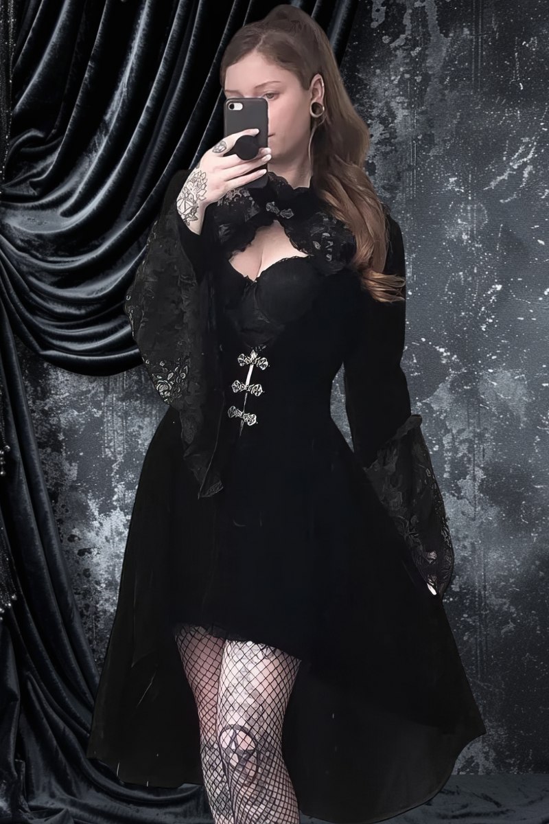 Robe gothique manche longue noire en velours avec dentelle aux manches et détails argentés DarkDominion