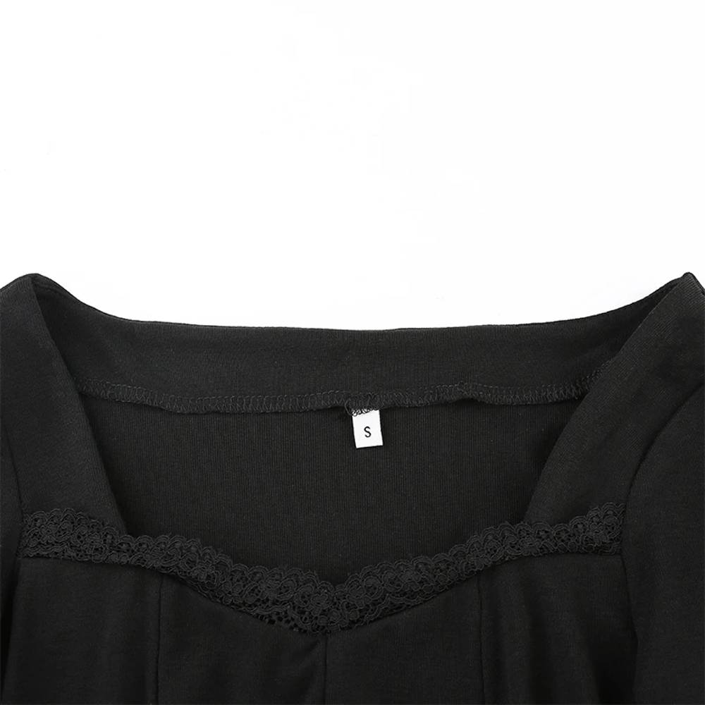Détail du col et dentelle noire de la robe gothique noire à fente Nebulina