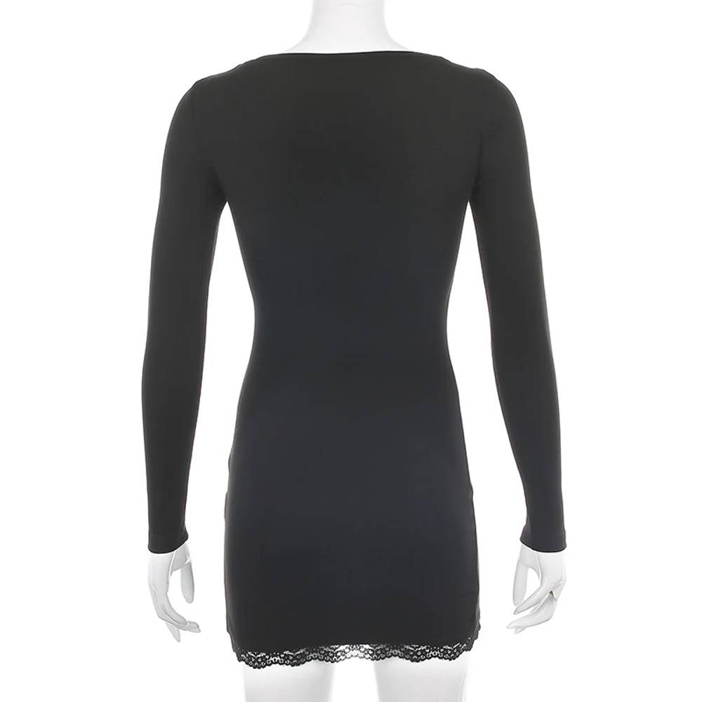 Robe gothique noire Nebulina vue de dos, manches longues, fente discrète et bordure en dentelle noire