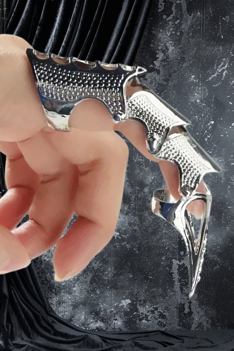 Bague armure gothique articulée Nocturna en métal argenté couvrant plusieurs phalanges avec motifs texturés et forme pointue