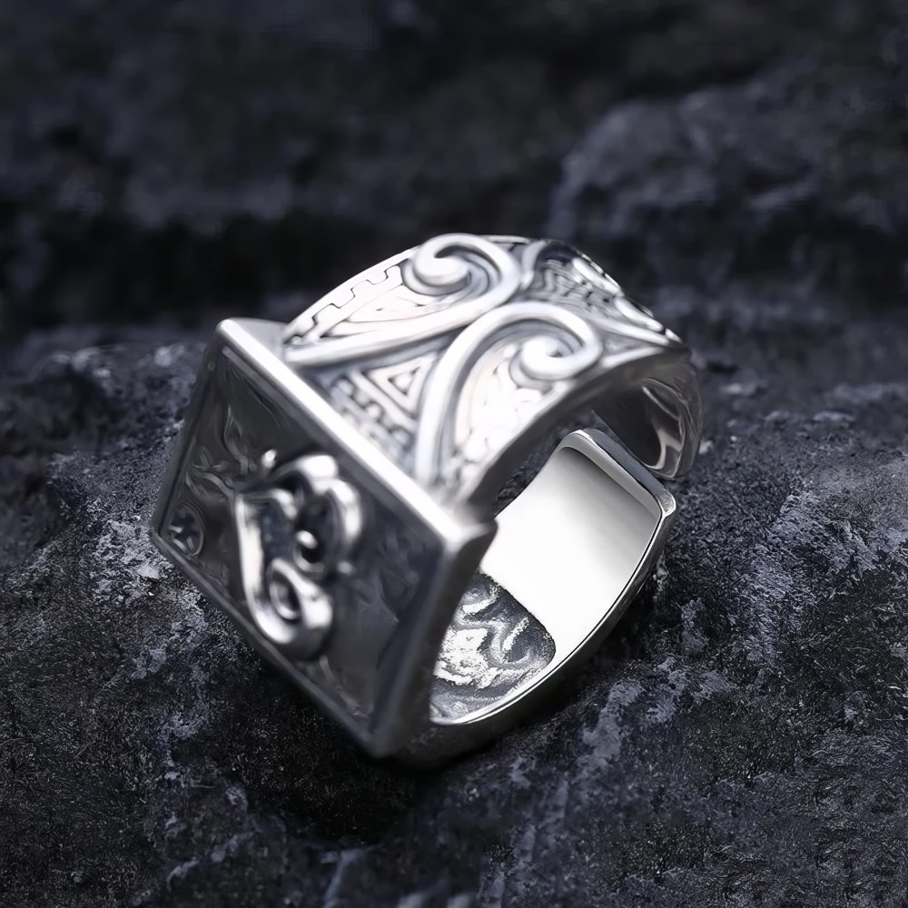 Bague gothique en argent avec motif carte de poker en relief et décorations ornementales complexes, modèle Eclipse
